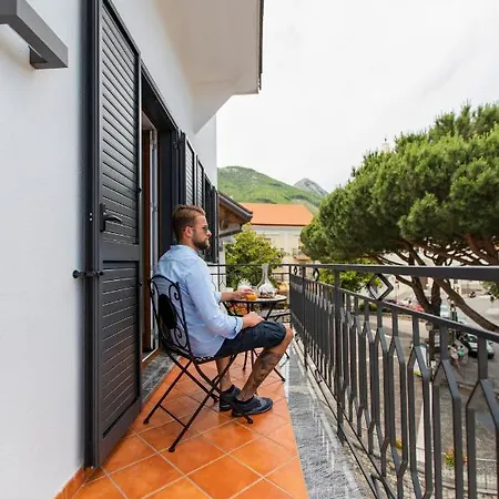 Golden Eagle بيت ضيافة أَجيرولا